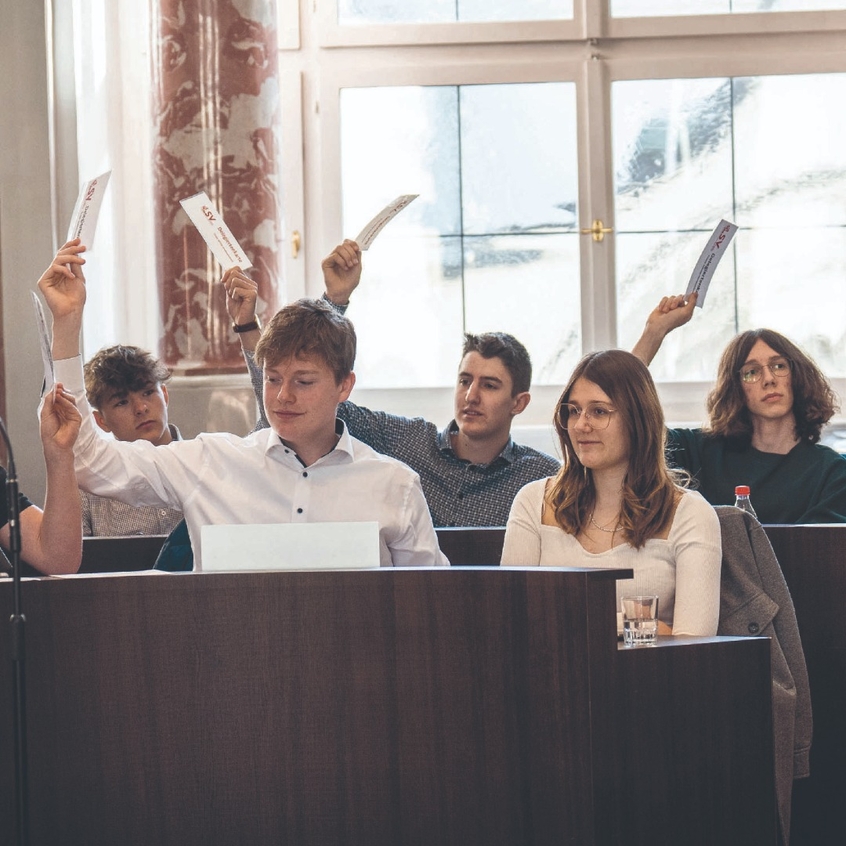 Im Tiroler SchülerInnenparlament diskutieren junge „ParlamentarierInnen“ über schulpolitische Themen.