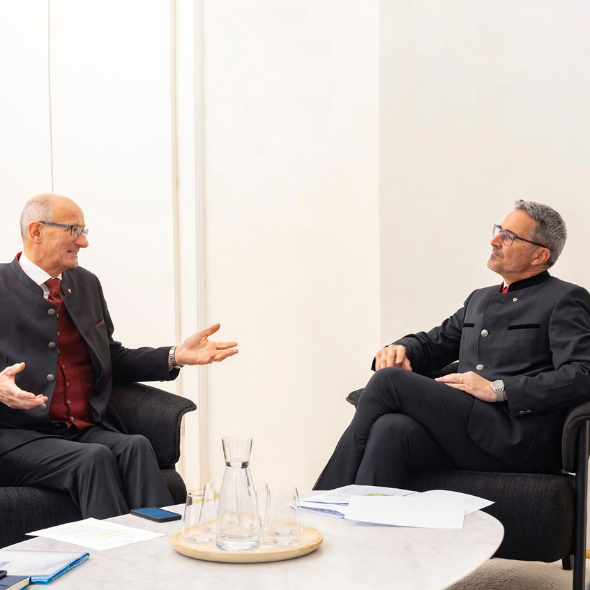 Landeshauptmann Anton Mattle (li.) und Südtirols Landeshauptmann Arno Kompatscher im Gespräch.
